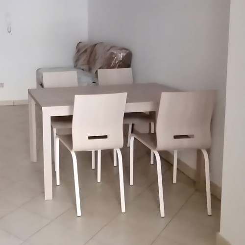 Tavolo con 4 sedie + mobiletto